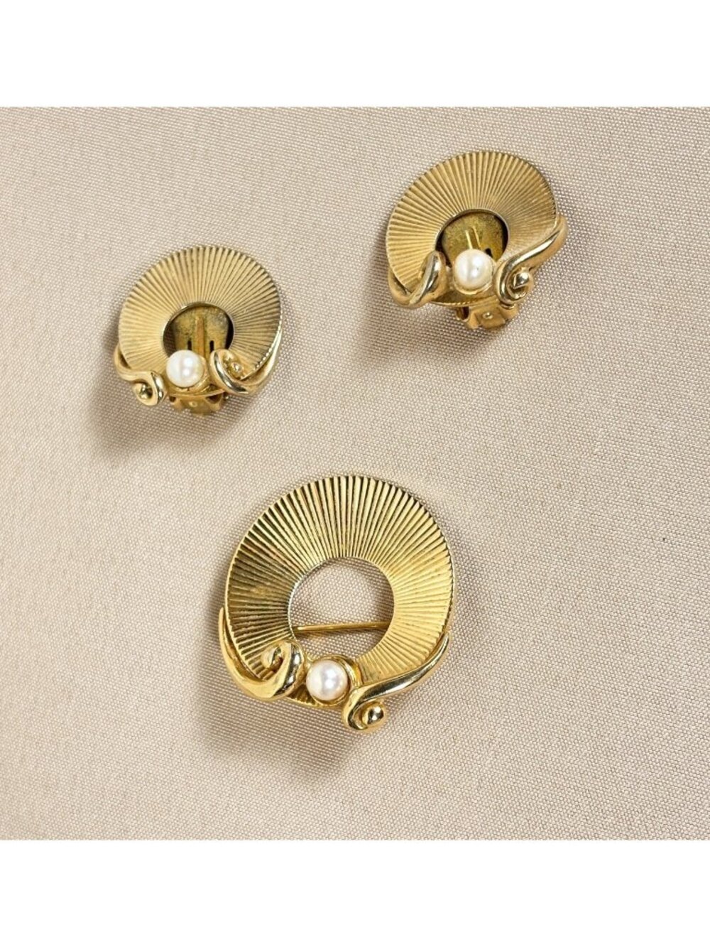 BOUCHER Ribbed Faux Pearl Brooch & Clip Earrings Set Signed Vintage B63